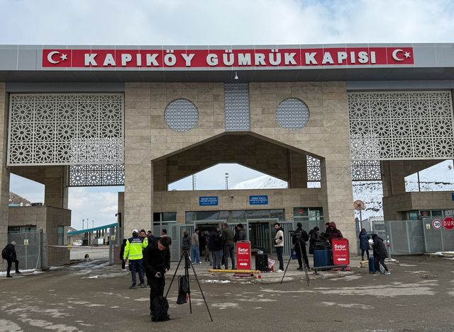 5일(현지 시간) 이란에서 대피한 사람들이 튀르키예 동부 반주 카피코이 국경 검문소를 통과한 후 주변에 모여 있다. 이들 대부분은 이란 사람으로 알려졌다. [사진제공=뉴시스]