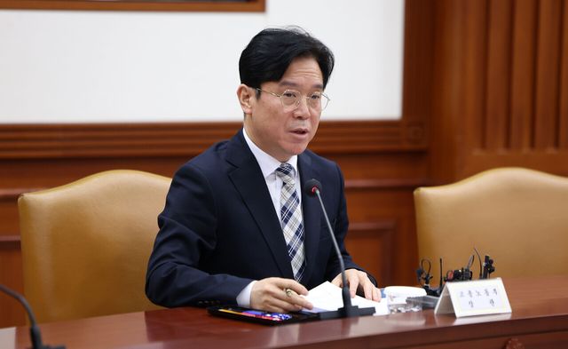 고용노동부 김영훈 장관이 지난 4일 서울 종로구 정부서울청사에서 진행된 개정 노동조합법 시행 관련 관계장관회의에 참석해 있다. [사진제공=뉴시스]