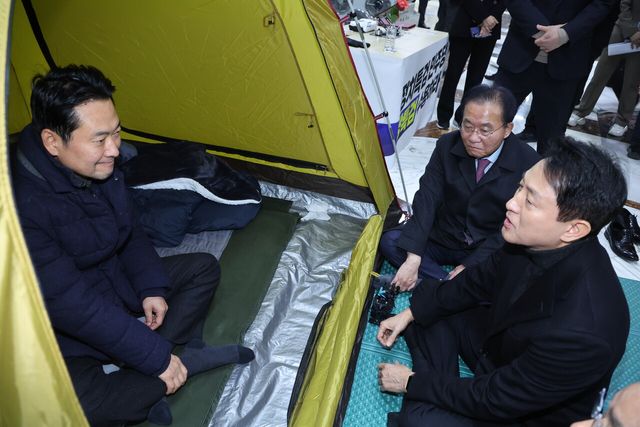 오세훈 서울시장이 지난 1월 18일 서울 여의도 국회 로텐더홀에서 '민주당의 공천 뇌물·통일교 게이트 특검 수용'을 촉구하며 단식농성 중인 장동혁 국민의힘 대표를 지지방문 하고 있다. [사진제공=국민의힘]