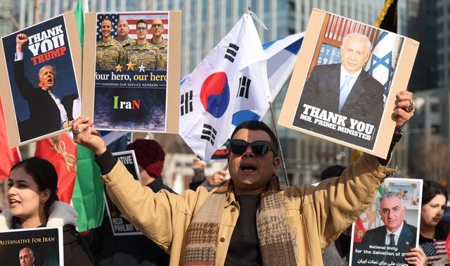 재한이란인네트워크가 8일 오후 서울 종로구 세종로 의정부터 앞에서 '이란 정부 반대 및 미국 지지' 집회를 하고 있다. [사진제공=뉴시스]