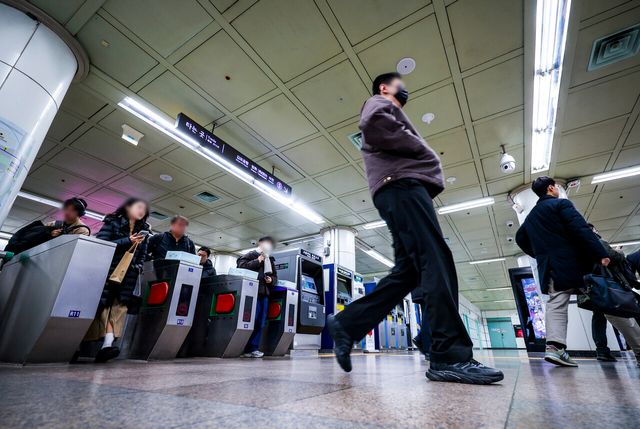 지난달 19일 서울 종로구 광화문역에서 시민들이 걸음을 옮기고 있다. [사진제공=뉴시스]