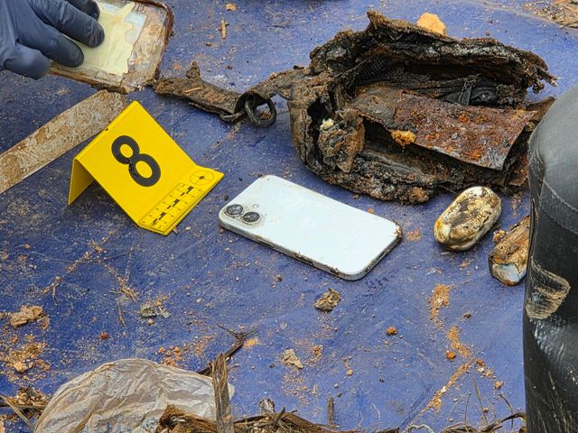 지난 5일 조사 과정에서 발견된 휴대전화. [사진제공=12·29 무안공항 제주항공 여객기 참사 유가족협의회]