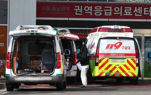 지난해 2월 25일 서울 소재 대학병원 응급실 앞에 구급차들이 세워져 있다. [사진제공=뉴시스]