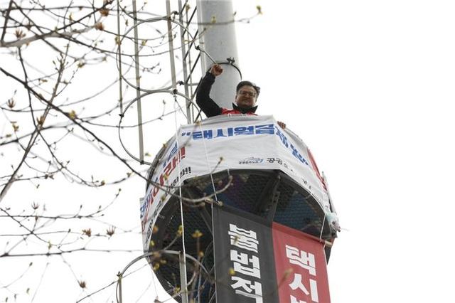 지난 3월 29일부터 고공농성에 돌입한 택시지부 전북지회 대림교통분회 고영기 분회장. [사진제공=전국민주노동조합총연맹 공공운수노조]<br>