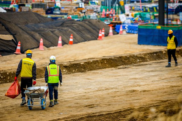 지난달 30일 서울에 한 건설현장에서 작업자들이 이동하고 있다. [사진제공=뉴시스]