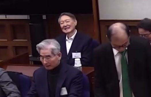 지난 2월 19일 윤석열(왼쪽 위) 전 대통령이 서울 서초구 서울중앙지방법원에서 열린 내란 우두머리 혐의 사건 1심 선고기일에서 변호인과 대화하며 잠시 미소짓고 있다. 법원은 내란 우두머리 혐의로 기소된 윤 전 대통령에게 무기징역을 선고했다. [사진제공=서울중앙지법]