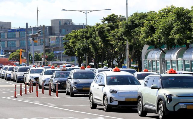 지난해 8월 14일 제주국제공항에 택시가 줄지어 정차해 있다. [사진제공=뉴시스]