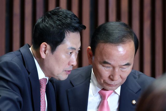 지난달 31일 서울 여의도 국회에서 열린 의원총회에서 국민의힘 장동혁 대표와 박덕흠 의원이 대화하고 있다. [사진제공=뉴시스]&nbsp;<br>