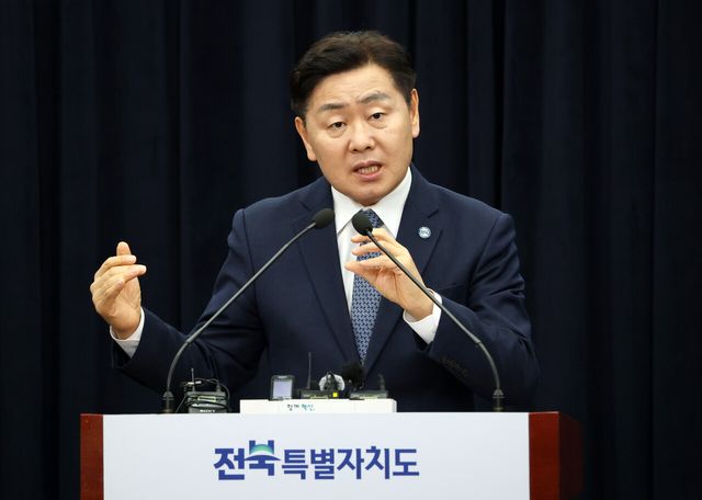 김관영 전북특별자치도지사가 지난 25일 전북 전주시 전북특별자치도청 기자회견장에서 질의에 답변하고 있다. [사진제공=뉴시스]<br>