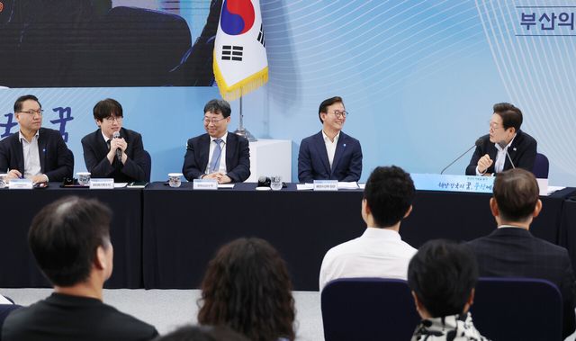 지난해 7월 25일 이재명 대통령이 부산 부경대에서 열린 타운홀미팅 '부산의 마음을 듣다' 지역 주민 간담회에서 하정우 AI미래기획수석과 대화하고 있다. [사진제공=뉴시스/대통령실통신사진기자단]