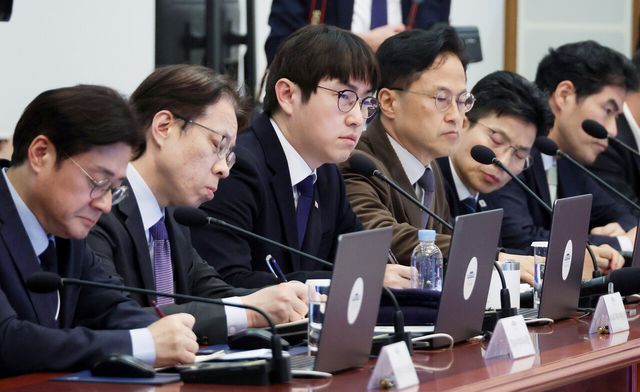 하정우(왼쪽 세번째) AI미래기획수석이 9일 청와대에서 열린 수석보좌관회의에서 이재명 대통령 발언을 듣고 있다. [사진제공=뉴시스/청와대통신사진기자단]