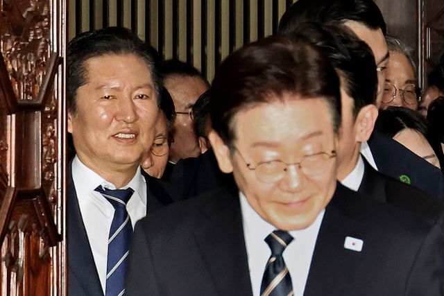 정청래 더불어민주당 대표가 2일 오후 서울 여의도 국회에서 2026년도 1차 추가경정예산안 시정연설을 마치고 본회의장을 나서는 이재명 대통령을 뒤따르고 있다. [사진제공=뉴시스]