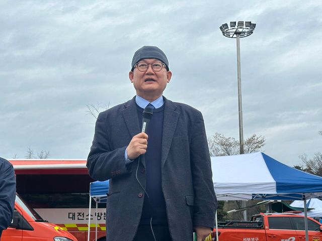 대전시 문창용 환경국장이 지난 9일 대전 중구 사정동 오월드 정문에서 탈출한 늑대 ‘늑구’ 구조와 관련해 브리핑하고 있다. [사진제공=뉴시스]<br>