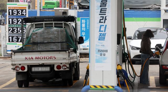 정부가 석유 최고가격제 3차 가격을 동결하기로 결정한 지난 10일 인천 계양구 소재 한 주유소에 유가 정보가 기재돼 있다. [사진제공=뉴시스]<br>