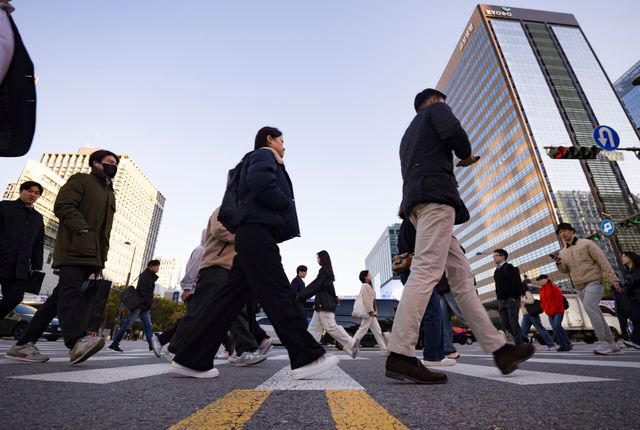 지난해 10월 27일 오전 서울 종로구 세종대로에서 시민들이 출근하기 위해 발걸음을 재촉하고 있다. [사진제공=뉴시스]<br>