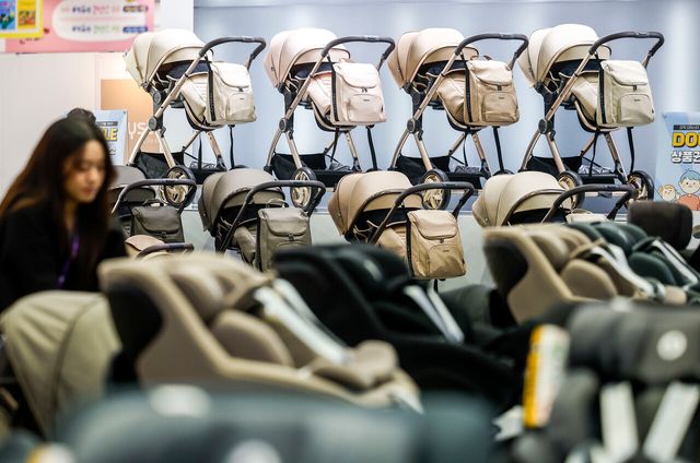 지난 2일 서울 강남구 코엑스에서 개최된 베페 베이비페어를 방문한 참관객들이 육아용품을 둘러보고 있다. [사진제공=뉴시스]