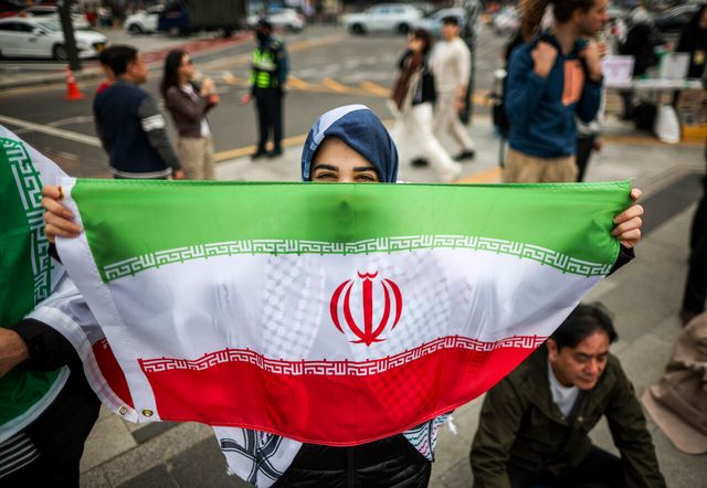 지난 3월 29일 서울 종로구 열린송현광장에서 열린 '트럼프, 네타냐후의 전쟁에 반대한다' 땅의날 50주년 전국집중행동의날에서 한 참가자가 이란 국기를 들고 있다. [사진제공=뉴시스]