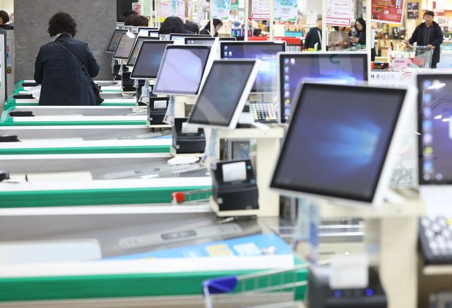 지난 3월 25일 서울 시내 한 대형마트에서 소비자들이 장을 보고 있다. 이날 한국은행이 발표한 소비자동향조사에 따르면 이란 전쟁에 따른 물가 상승과 경기 둔화 우려로 3월 소비자심리지수(CCSI)가 107.0으로 1월(112.1)보다 5.1포인트 하락해 지난 비상계엄 사태 이후 약 1년3개월 만에 가장 큰 폭으로 하락했다. [사진제공=뉴시스]