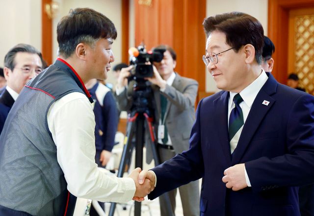 이재명 대통령이 지난 10일 청와대에서 진행된 민주노총 초청 간담회에서 민주노총 양경수위원장과 악수를 나누고 있다. [사진제공=뉴시스]