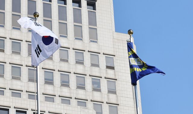 지난 12일 서울 서초구 대법원에 법원기가 바람에 날리고 있다. [사진제공=뉴시스]<br>