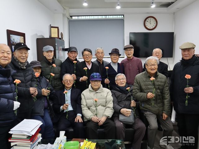 지난해 12월 17일 서울시 중구 동아투위 사무실에서 자유언론을 위해 투쟁한 동아투위 위원들이 꽃을 나눠들고 있다. 왼쪽부터 시계방향으로 조선투위 이기중 위원, 신홍범, 성한표 위원. 동아투위 임부섭 위원, 윤석봉 위원, 김동현 부위원장, 이명순 위원, 양한수 위원, 이종대 위원, 김학천 위원, 허육 위원, 정연주 위원, 이영록 위원, 박지동 위원, 이부영 위원장. ⓒ투데이신문&nbsp;