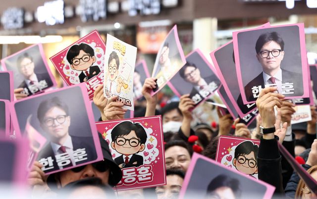 지난달 22일 서울 동대문구 경동시장에서 한동훈 전 국민의힘 대표 지지자들이 피켓을 들고 있다. [사진제공=뉴시스]<br>