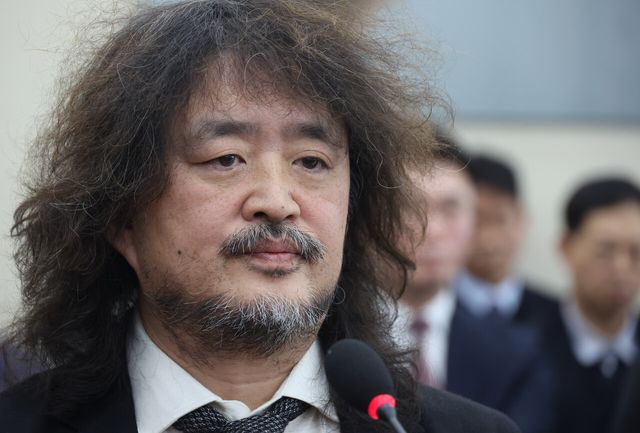 지난 2024년 12월 13일 방송인 김어준 씨가 서울 여의도 국회에서 열린 제419회 국회(임시회) 제1차 과학기술정보방송통신위원회 전체회의, 비상계엄 관련 현안질의에 참고인으로 출석해 증언을 하고 있다. [사진제공=뉴시스]