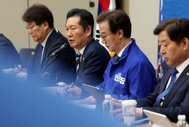 정청래 더불어민주당 대표가 15일 부산 동구 부산항 국제전시컨벤션센터에서 열린 부산 현장 최고위원회 회의에 참석, 모두발언을 하고 있다. [사진제공=뉴시스]