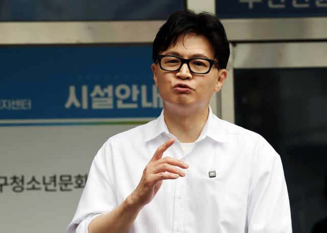 &nbsp;한동훈 전 국민의힘 대표가 지난 14일 부산 북구 만덕2동행정복지센터에서 전입신고를 한 뒤 소감을 밝히고 있다. [사진제공=뉴시스]<br>