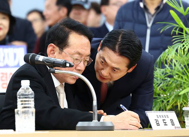 장동혁 국민의힘 당대표가 지난 14일 경기 성남시 성남도시개발공사에서 진행된 대장동 개발비리 항소포기 규탄 현장 간담회 도중 김도읍 정책위의장과 이야기를 나누고 있다. [사진제공=뉴시스]<br>