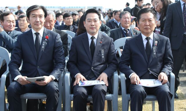 지난 3일 오전 제주시 봉개동 제주4·3평화공원 제78주년 제주 4·3 희생자 추념식장에 정당 대표들이 자리에 앉아 있다. 왼쪽부터 조국 조국혁신당 대표, 장동혁 국민의힘 대표, 정청래 더불어민주당 대표. [사진제공=뉴시스]