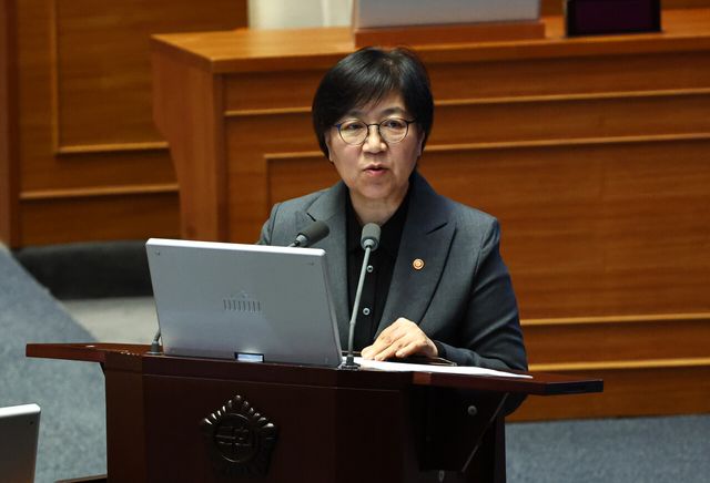 13일 서울 여의도 국회 본회의에서 진행된 대정부질문에서 질의에 답변하고 있는 보건복지부 정은경 장관. [사진제공=뉴시스]