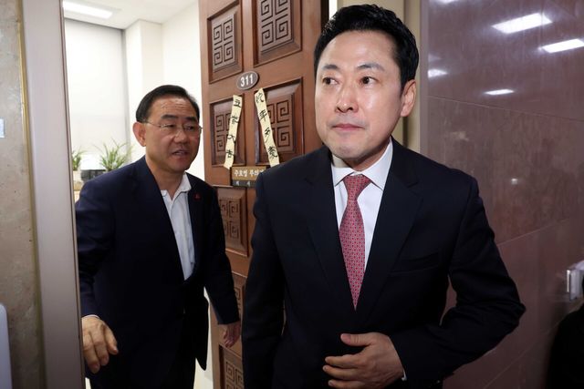 장동혁 국민의힘 대표가 지난달 31일 오후 서울 여의도 국회부의장실에서 주호영 의원과 대구시장 공천 관련 비공개 면담을 마치고 밖으로 나오고 있다. [사진제공=뉴시스]<br>