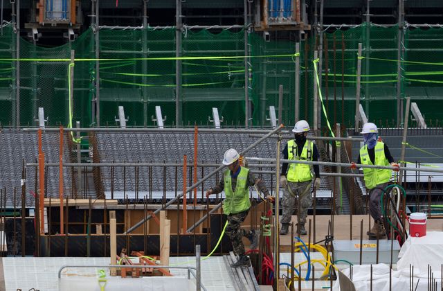 연일 폭염이 이어졌던 지난해 7월 9일 서울 시내의 건설현장 노동자들이 근무 중인 모습. [사진제공=뉴시스]