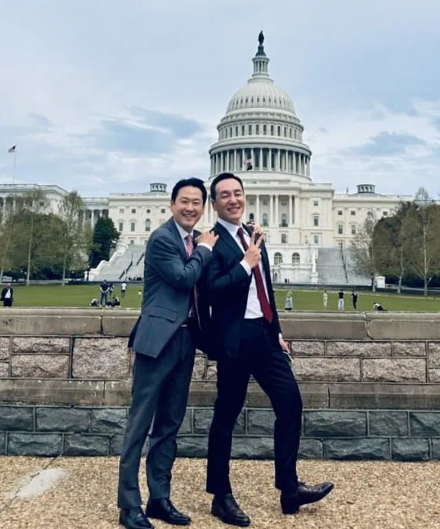 장동혁 국민의힘 대표와 김민수 최고위원이 미국 워싱턴DC 국회의사당 앞에서 함께 사진을 찍고 있는 모습. [사진출처=김종혁 국민의힘 전 최고위원 페이스북]&nbsp;<br>