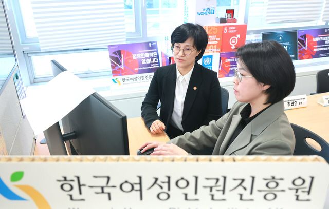 성평등가족부 원민경 장관이 지난 2일 서울 중구 중앙디지털성범죄피해자지원센터를 찾아 신규 도입되는 AI(인공지능) 기반의 디지털성범죄 대응 시스템을 살펴보고 있다. [사진제공=뉴시스]