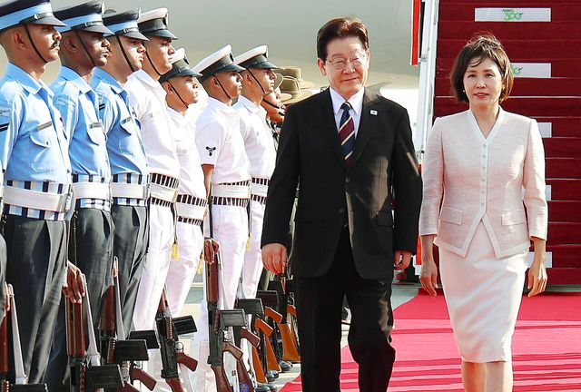 &nbsp;인도를 국빈 방문한 이재명 대통령과 김혜경 여사가 19일(현지 시간) 인도 팔람 공군공항에 도착해 이동하고 있는 모습. [사진제공=뉴시스]<br>