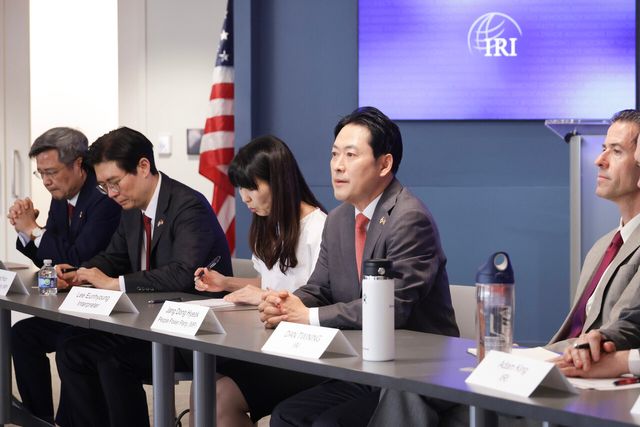 &nbsp;장동혁 국민의힘 대표가 지난 15일(현지시간) 미국 워싱턴 IRI에서 관계자들과 간담회하고 있는 모습[사진제공=국민의힘 /뉴시스]&nbsp;<br>