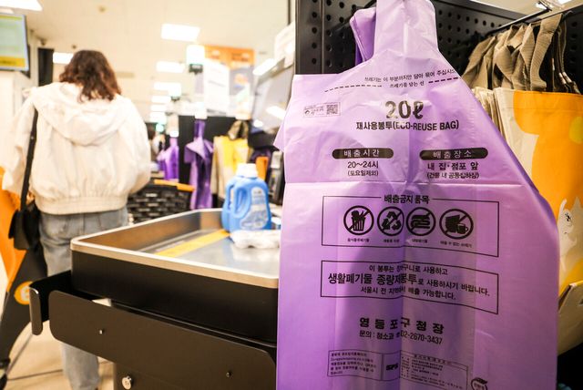 지난달 30일 서울 소재 한 대형마트에 종량제 봉투가 걸려져 있다. [사진제공=뉴시스]