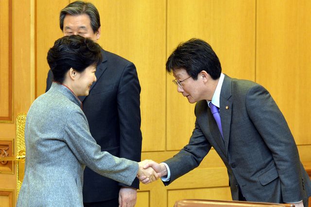 지난 2015년 2월 10일 당시 박근혜 대통령이 청와대에서 새누리당 김무성 대표, 유승민 원내대표 등 당 지도부를 접견하며 인사하고 있다. [사진제공=뉴시스]