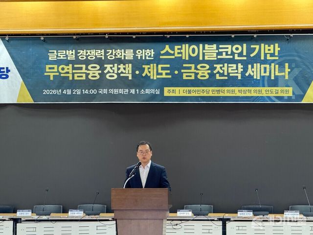 2일 서울 여의도 국회 의원회관에서 ‘글로벌 경쟁력 강화를 위한 스테이블코인 기반 무역금융 정책·제도·금융 전략 세미나’에서 법률사무소 비컴 차상진 대표변호사가 발제를 진행하고 있다. ⓒ투데이신문