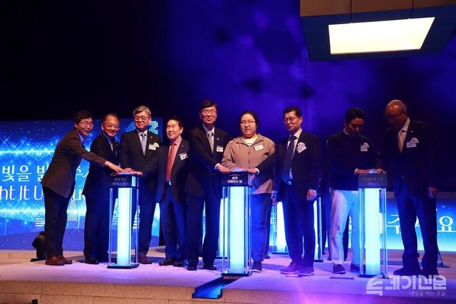 2일 오전 11시부터 오후 5시까지 진행된&nbsp;제19회 세계자폐인의 날 기념행사에서 블루라이트 점등식이 진행되고 있다.&nbsp;ⓒ투데이신문<br>