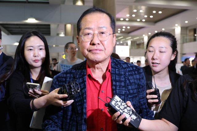 홍준표 전 대구시장이 이번 선거에서 민주당 김부겸 전 총리 지지를 선언해 그 배경에 관심이 쏠리고 있다. 사진은 지난해 6월 17일 국민의힘 대선 후보 경선에서 탈락한 뒤 정계 은퇴를 선언하고 하와이에 체류했던 홍 전 시장이 인천 중구 인천국제공항 제1터미널을 통해 귀국한 뒤 이동하고 있는 모습. [사진제공=뉴시스]