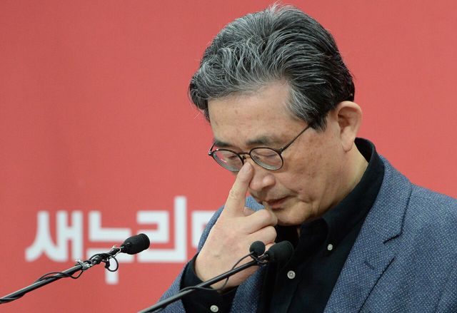 지난 2016년 3월 24일 당시 이한구 새누리당 공천관리위원장이 서울 여의도 당사에서 20대 총선 공관위 마지막 브리핑을 하며 안경을 올리고 있다. [사진제공=뉴시스]