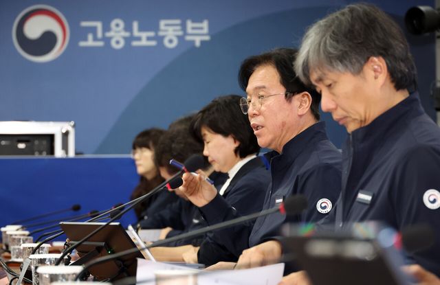 고용노동부 김영훈 장관이 지난달 16일 세종시 정부세종청사에서 진행된 산업안전 강화 기관장 회의에서 산업재해를 줄이기 위해 소규모 사업장에 대한 점검 강화를 지시하고 있다. [사진제공=뉴시스]<br>