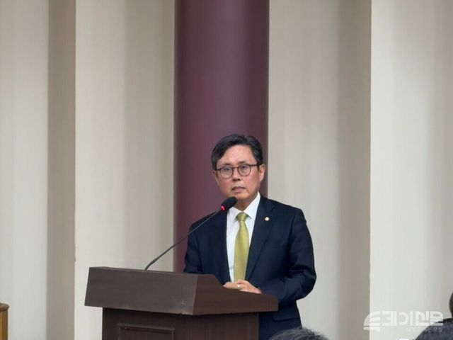 2일 서울 여의도 국회 의원회관에서 ‘글로벌 경쟁력 강화를 위한 스테이블코인 기반 무역금융 정책·제도·금융 전략 세미나’에서 더불어민주당 안도걸 의원이 축사를 진행하고 있다. ⓒ투데이신문