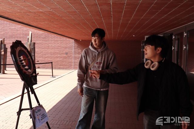 비장애인 장순혁씨가 페스티벌 부스에서 한궁을 체험해 보고 있다.&nbsp;ⓒ투데이신문