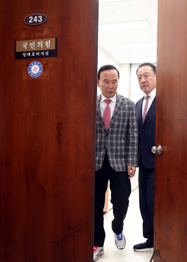 박덕흠, 엄태영 국민의힘 의원이 3월 18일 오전 서울 여의도 국회 당대표실에서 충북도지사 경선 관련 장동혁 대표와 면담을 마치고 밖으로 나오고 있다. [사진제공=뉴시스]