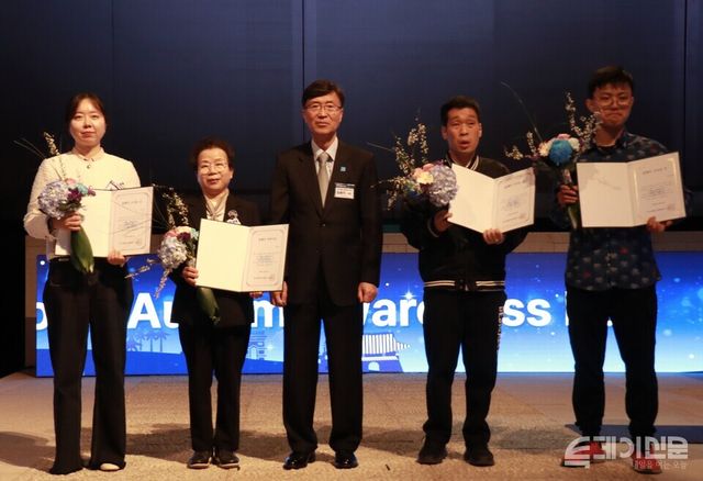 한국자폐인사랑협회장상을 받은 수상자들이 기념 사진을 촬영하고 있다. 왼쪽부터 에스씨케이 표거연씨의 누나(대리수상), 센터봄 곽경순씨, ASK 김용직 회장, 센터봄 임은택씨, 강동경희대병원 이설현씨.&nbsp;ⓒ투데이신문