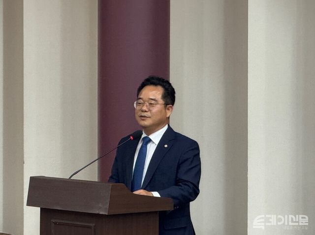 2일 서울 여의도 국회 의원회관에서 ‘글로벌 경쟁력 강화를 위한 스테이블코인 기반 무역금융 정책·제도·금융 전략 세미나’에서 더불어민주당 민병덕 의원이 축사를 진행하고 있다. ⓒ투데이신문